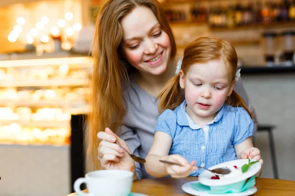 Lycklig Kvinna Och Hennes Dotter Dessert Café — Stockfoto