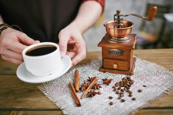 Strzał Zbliżenie Barista Trzyma Puchar Doskonałego Espresso Ciemny Obok Stary — Zdjęcie stockowe