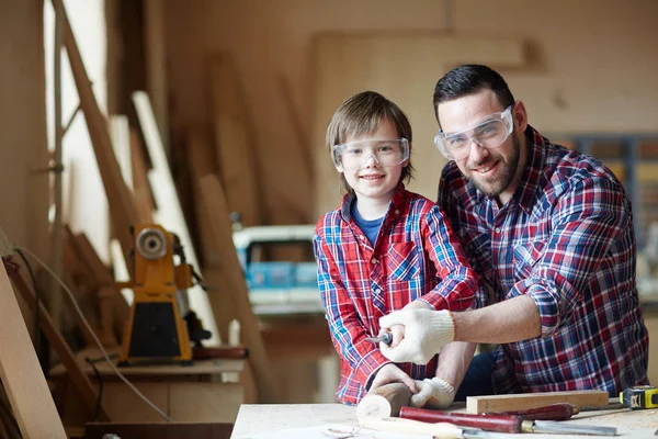 Ragazzino Uomo Con Scalpello Intaglio Legno Insieme — Foto Stock