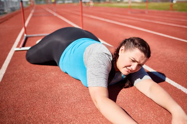 Artı Boyutlu Kadın Aşağı Düşmüş Yarış Pisti Engel Maraton Sırasında — Stok fotoğraf