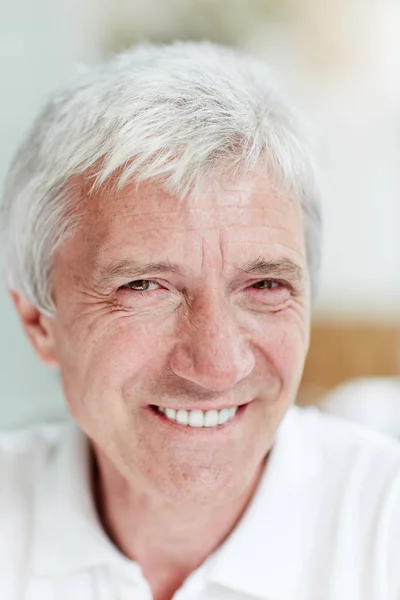 Älterer Grauhaariger Mann Mit Zahmem Lächeln Der Die Kamera Schaut — Stockfoto