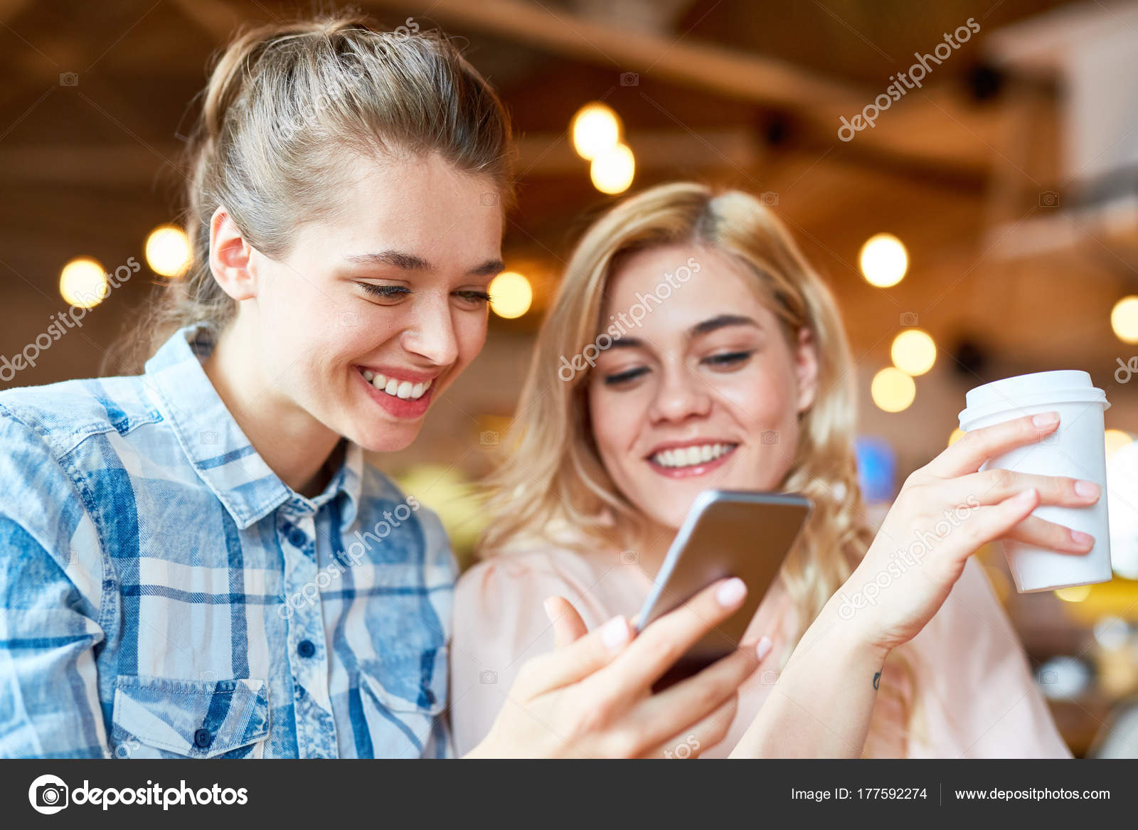 přátelé se sešli s mobilním telefonem