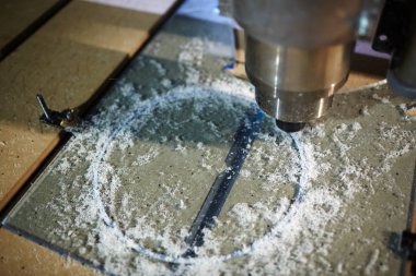 Cam kesme makinesi, cam ve talaşı parça