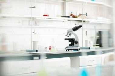 Arka plan görüntüsü çeşitli ekipman ve tablo boş laboratuvar mikroskop