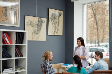 Toplantıda sanatta yeni eğilimleri tartışmak tasarımcıları