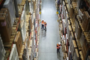 Grup koridor paketlenmiş ürünler ile raflar arasında işçiler