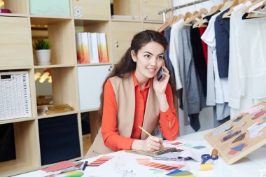 Müşterilerinden emir alan cep telefonu asistanıyla terzi