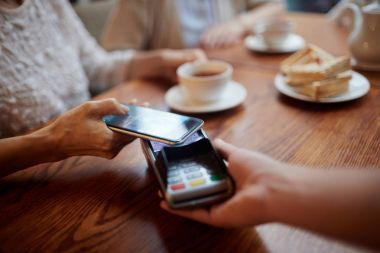 Üst düzey kadın temassız ödeme için modern Gadget'ı kullanma