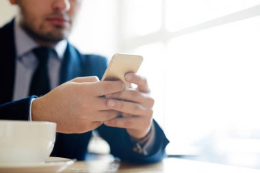 kafede otururken Smartphone kullanarak iş adamı