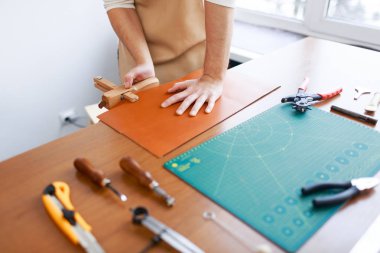 İş yerinde Leathercraftsman ölçüm iş parçası