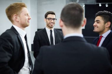 Açılış toplantısında etkileşim işadamları grubu