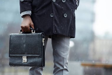 İşadamı deri evrak çantası ile düşük bölümü