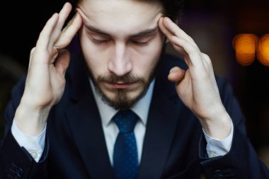 Zarif iş elbise giymiş, tapınaklar sürtünme ve acı baş ağrısı ve stres gözleri kapanış yakışıklı sakallı adam baş ve omuzlar portresi