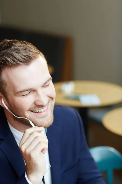 Homem Satisfeito Ouvindo Sua Música Favorita Fones Ouvido — Fotografia de Stock