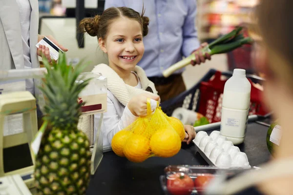 Boldog Lány Narancs Pénztáros Szupermarketben Pénztár — Stock Fotó