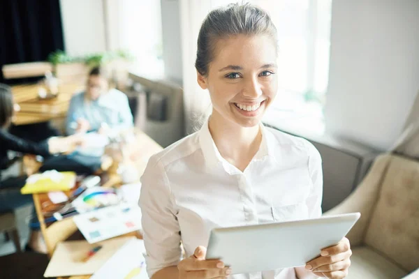 Succesvol Ontwerper Met Touchpad Het Net Surfen Terwijl Zoek Naar — Stockfoto