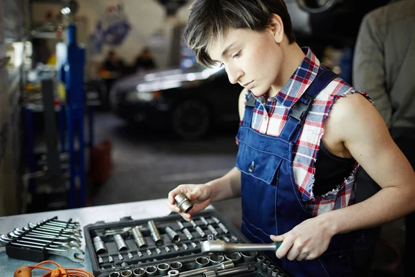 Jonge Vrouw Uniforme Werkzaam Bij Reparatie Dienst — Stockfoto