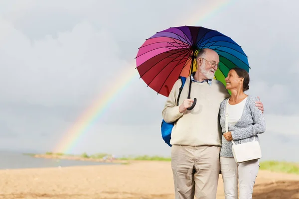Amorosa Pareja Pensionistas Mirándose Mientras Están Pie Bajo Paraguas Contra —  Fotos de Stock