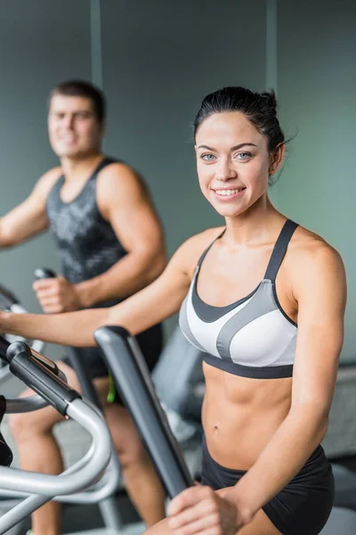 Retrato Una Hermosa Morena Deportiva Haciendo Ejercicio Usando Una Máquina — Foto de Stock