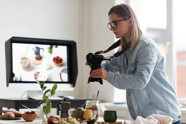 Profile View Concentrated Young Food Photographer Taking Picture Served Table — Stock Photo, Image