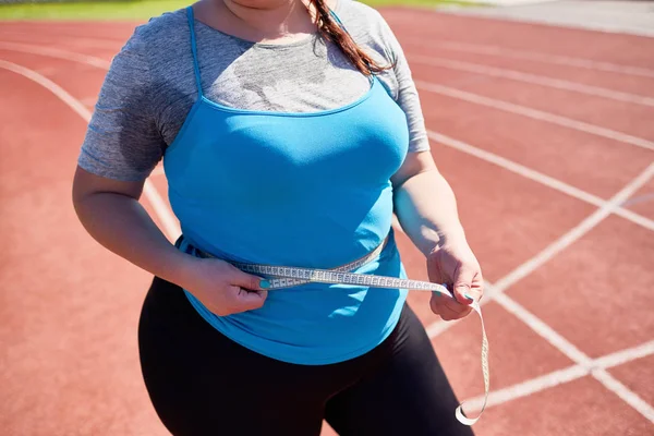 Rund Och Svettig Kvinna Activewear Mäta Midjan Efter Träningspass — Stockfoto