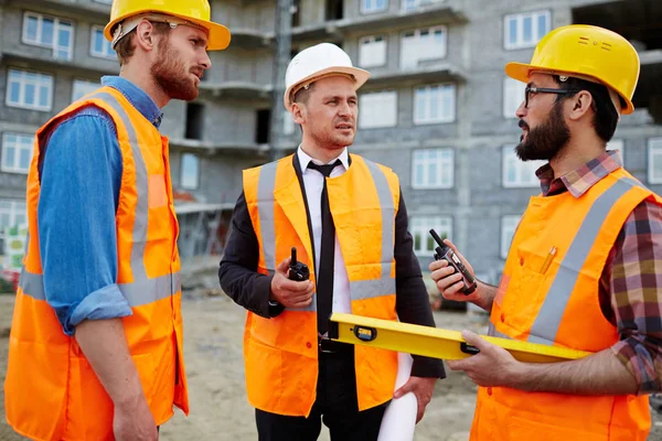 Jovens Construtores Com Walkie Talkies Interagindo Canteiro Obras — Fotografia de Stock