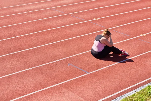 Frustrada Mulher Gordinha Sentada Pista Corridas Estádio Com Cabeça Nas — Fotografia de Stock