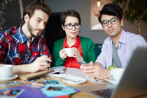 Grupo Jóvenes Creativos Trabajando Reunión Cafetería Mirando Pantalla Del Ordenador —  Fotos de Stock