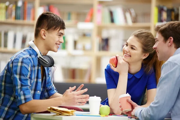 Adolescentes Felizes Fazendo Lanche Conversando Intervalo Entre Aulas — Fotografia de Stock