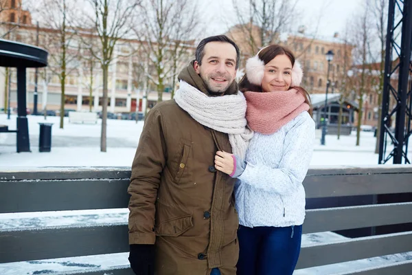 Feliz Casal Ativo Winterwear Passar Tempo Pista Patinação — Fotografia de Stock