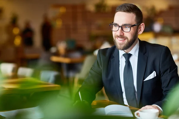 Zufriedener Makler Schreibt Arbeitsideen Auf — Stockfoto