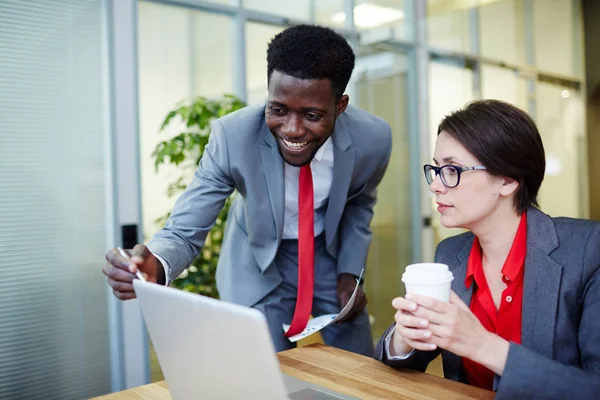 Two Elegant Workers Corporate Attire Discussing Online Information Office — Stock Photo, Image