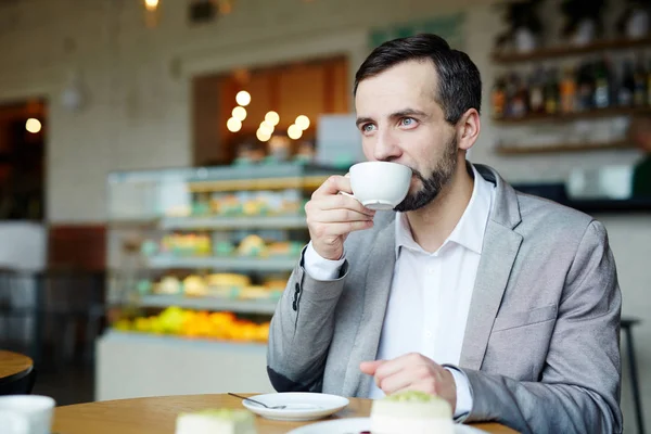 坐在自助餐厅喝茶或咖啡的商人 — 图库照片