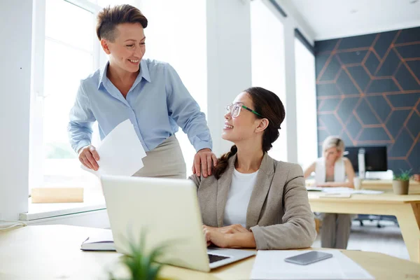 Nachrichtensprecher Beraten Sich Fernsehstudio Über Arbeitsmomente Und Details — Stockfoto