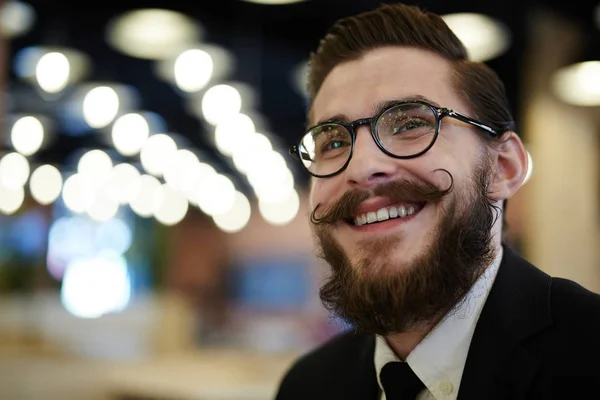 Boldog Üzletember Szemüvegek Éjszakai Város Háttér — Stock Fotó