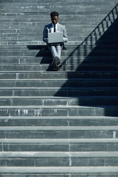 Jovem Comerciante Sentado Escada Trabalhando Rede — Fotografia de Stock