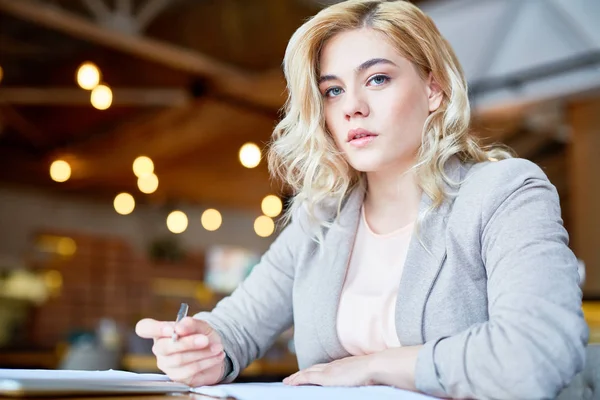 Especialista Joven Inspirándose Mientras Está Sentado Cafetería Trabajando — Foto de Stock