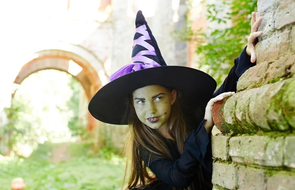 Schlitzohrige Halloween Hexe Beobachtet Jemanden Aus Der Ecke Des Backsteinhauses — Stockfoto