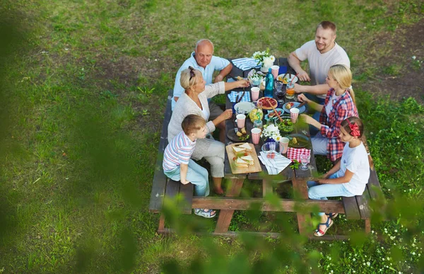 Crianças Seus Pais Avós Reunidos Mesa Servida Ambiente Natural — Fotografia de Stock