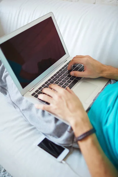 Empresário Irreconhecível Descansando Sofá Usando Internet Computador Portátil — Fotografia de Stock
