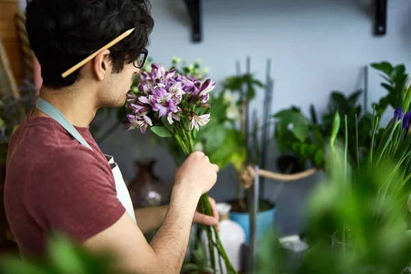 Hombre Con Ramo Flores Disfrutando Olor — Foto de Stock