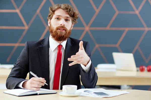 Självsäker Arbetsgivaren Pratar Med Sökanden Office — Stockfoto