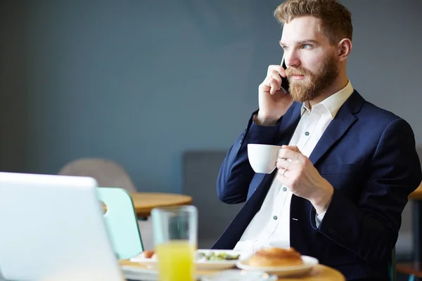 Comerciante Elegante Con Taza Sentado Cafetería Hablando Teléfono Inteligente — Foto de Stock