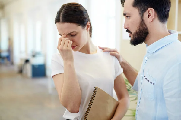 Ritratto Giovane Donna Frustrata Che Allontana Dall Uomo Cercando Consolarla — Foto Stock