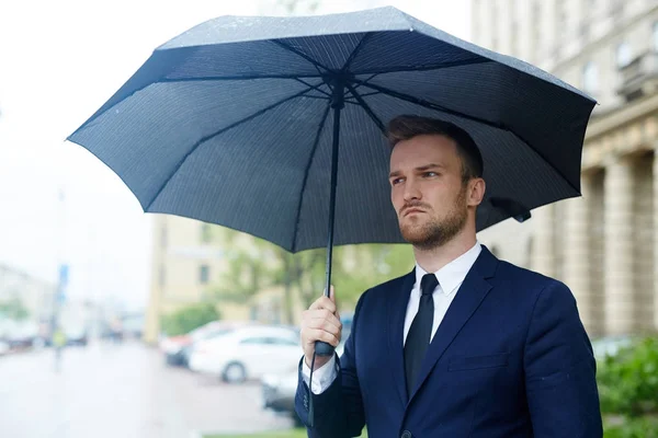 Uomo Affari Abito Formale Piedi Sotto Ombrello Sotto Pioggia — Foto Stock