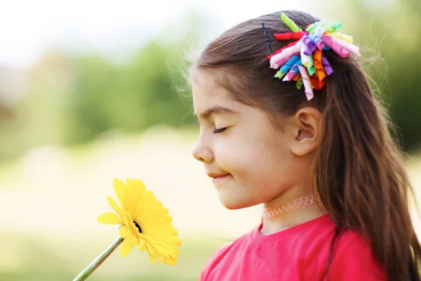 たてを保持している八重歯のかわいい女の子のクローズ アップ ビューが夏の花を収集し 閉じた彼女の目のそれの臭いがします — ストック写真