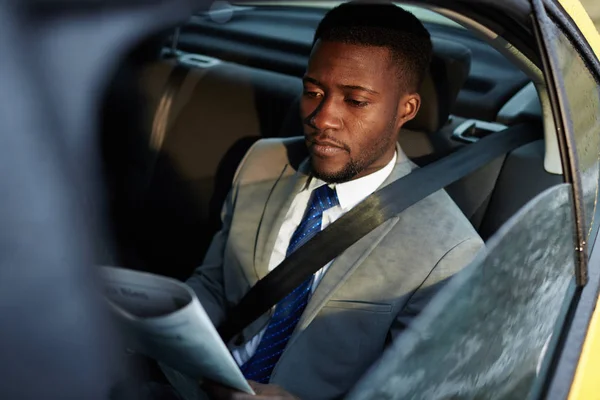 Elegante Advogado Afro Americano Lendo Notícias Táxi — Fotografia de Stock