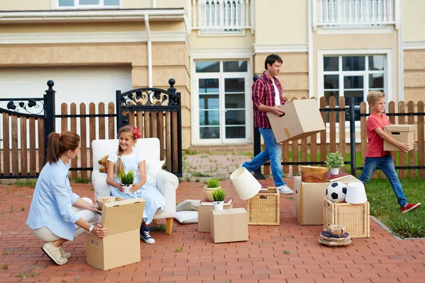 Little Girl Talking Her Mother While Packing Boxes Man Boy — Stock Photo, Image