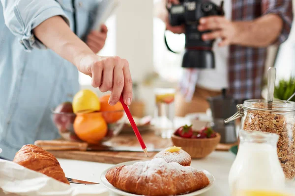 Food Stylist Pointing Fresh Croissant Working Process — Stock Photo, Image