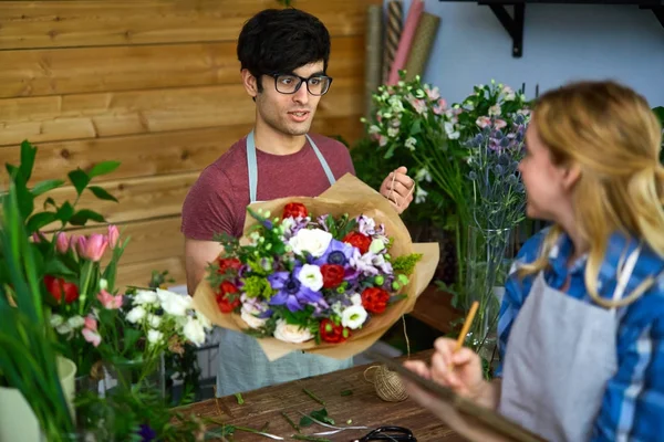 Jóvenes Floristas Discutiendo Nuevos Tipos Flores — Foto de Stock